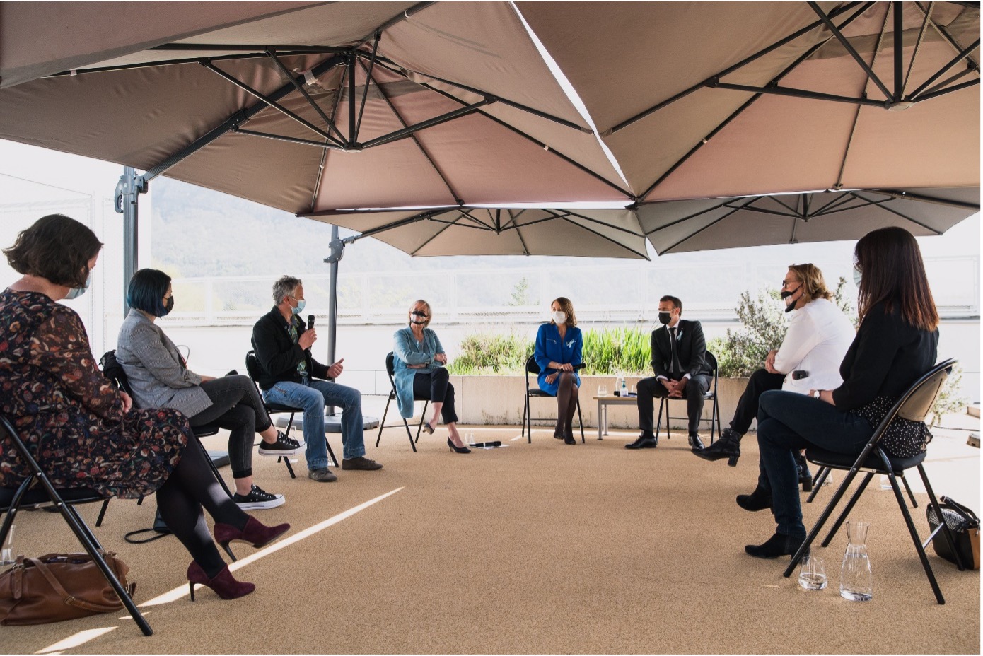 Emmanuel Macron rencontre les professionnels et familles à la PCO Isère